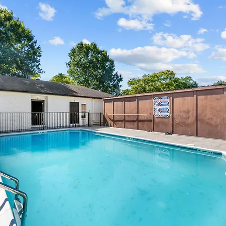 Modern Studio Retreat With King Bed, Full Kitchen & Free Park